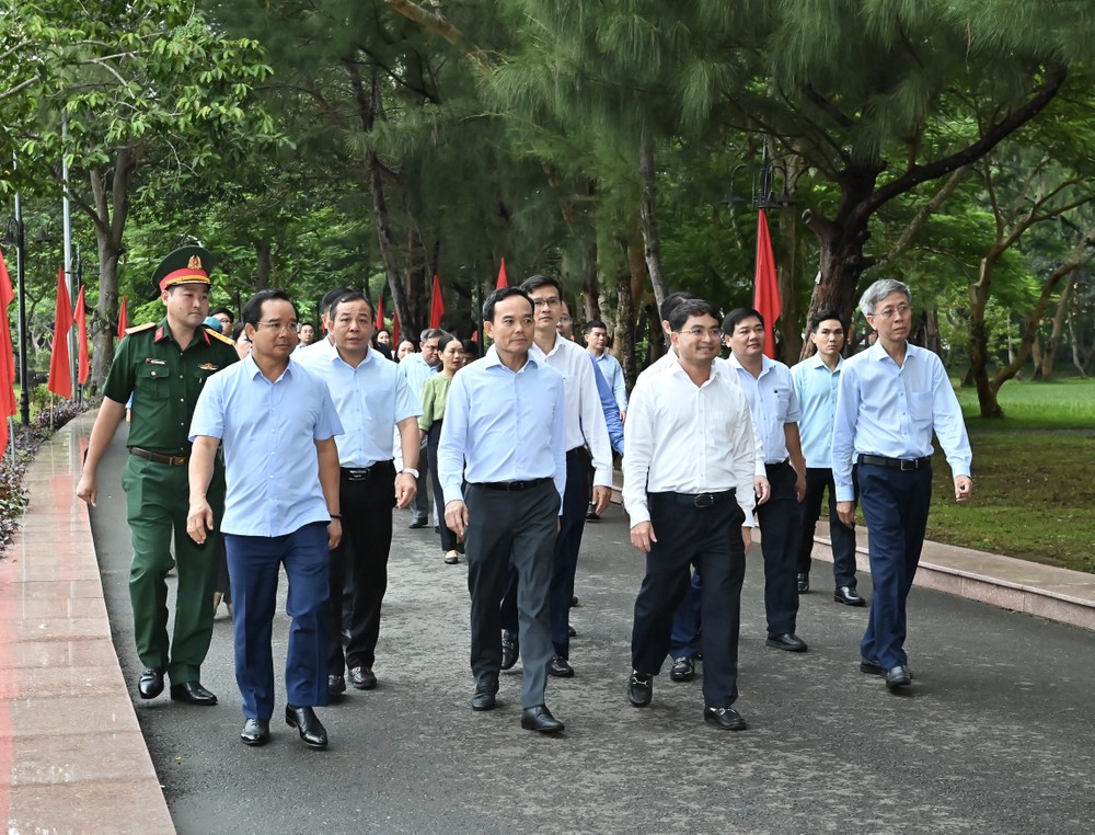 胡志明市市委书记陈留光与代表团前往杭阳陵园向英雄烈士敬献鲜花与上香。
