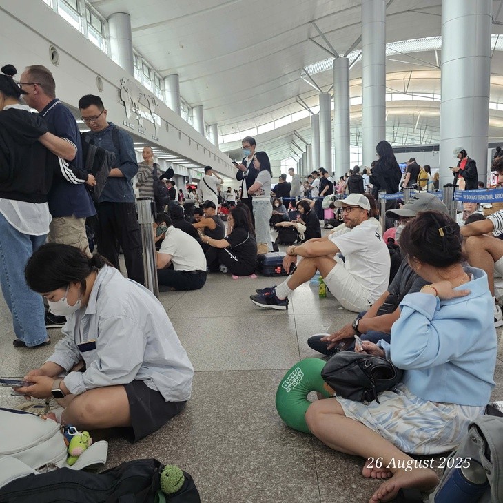 新山一机场国际航站楼人流拥挤。