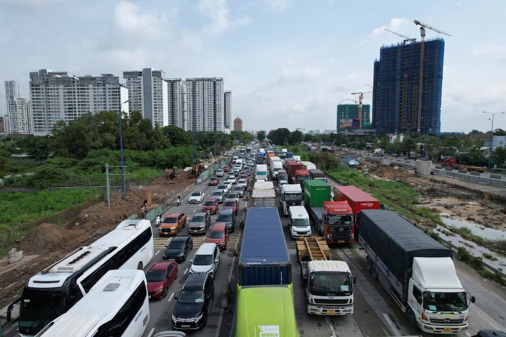 在胡志明市-隆城-油曳高速公路入口引路的梅志寿街排长龙。