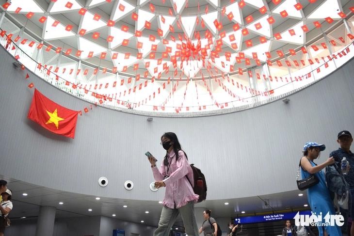 滨城地铁站已挂满了许多鲜艳夺目的金星红旗。