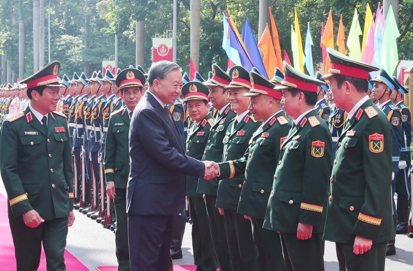 党中央总书记、中央军委书记苏林和代表们握手。图自越通社
