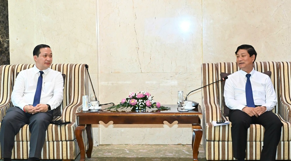 胡志明市市委副书记、市人民议会主席武文明接见老挝《共产主义》杂志总编辑瓦拉蒂·坎万翁萨。