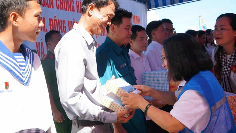 胡志明市市委宣教与民运处副主任丁氏清水向土州特区军民赠送礼物。