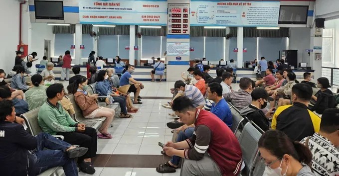 民众等候购买2025乙巳年春运车票。