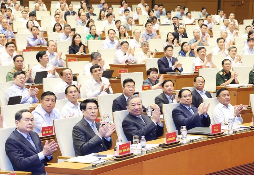 苏林总书记和各位领导代表出席会议。