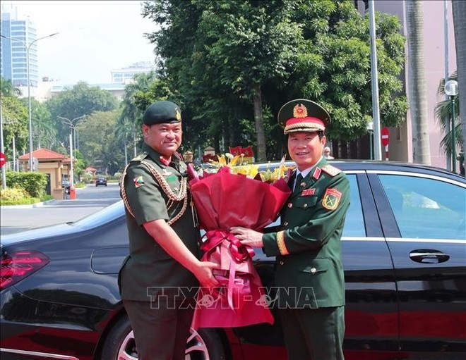 阮新疆大将在国防部总部主持欢迎仪式，欢迎文莱皇家武装军队司令一行访越。