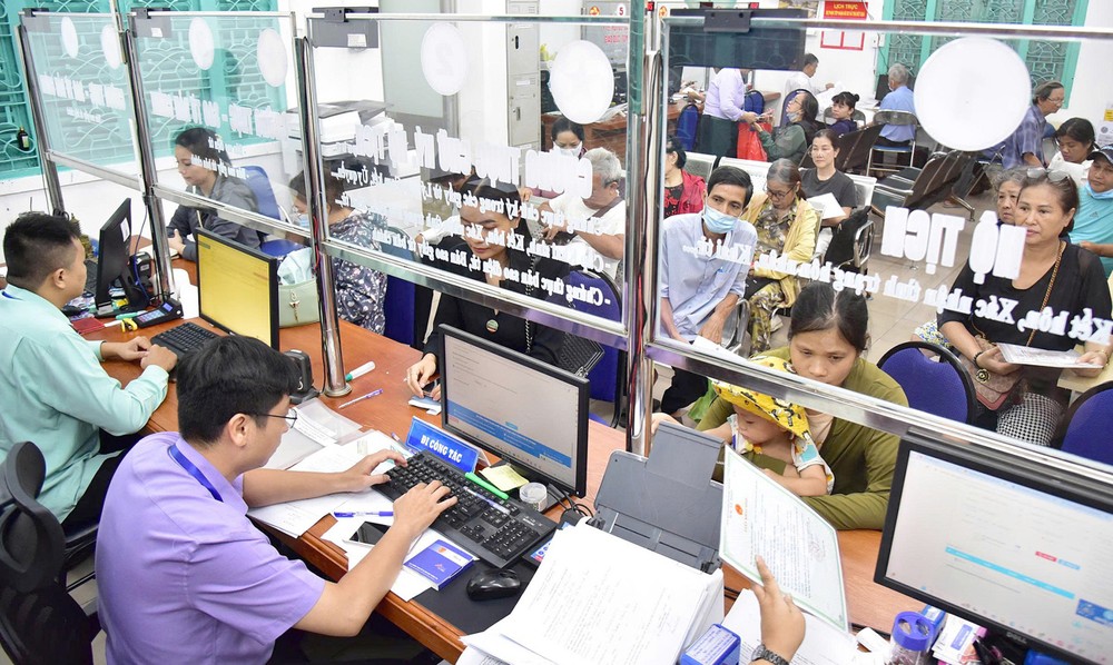 民众办理行政手续。