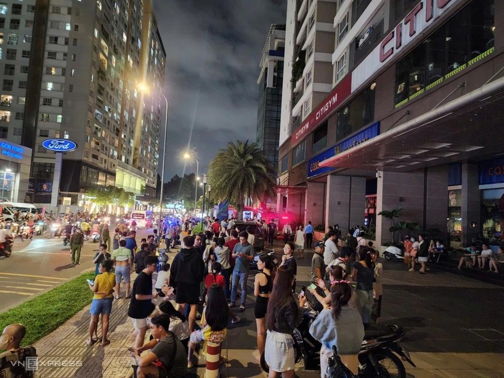 数百名居民惊慌失措跑下地面层逃生。