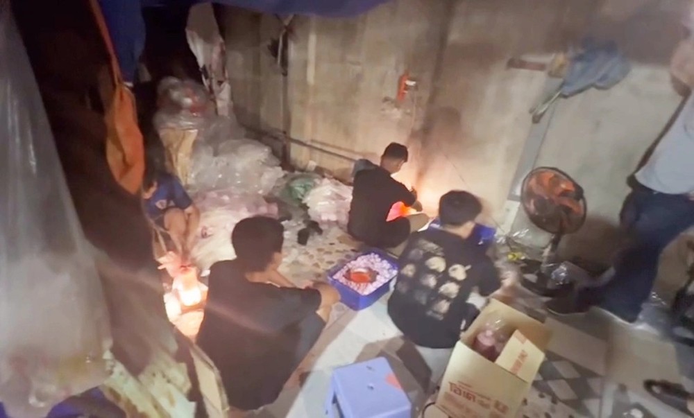 警察人赃并获该团伙正在制造大量假产品。