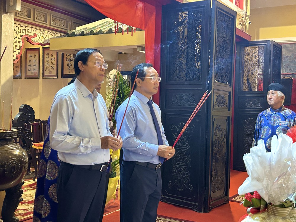 胡志明市人委会主席阮文得(右)和市人委会常务副主任阮文寿向左军黎文悦灵位上香。