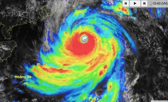 东海出现风力强达16级至17级的“桦加沙”超强台风。