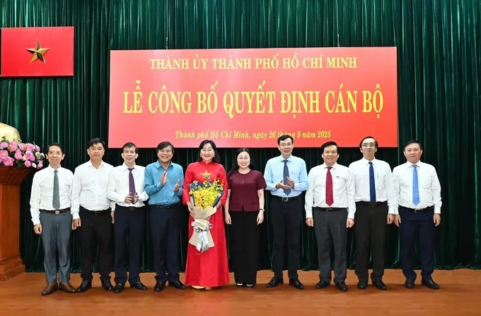 胡志明市市委宣教与民运处同志祝贺《西贡解放报》编辑部。