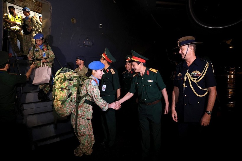 越南维和局和103军医院领导祝贺六号二级野战医院圆满完成国际任务。