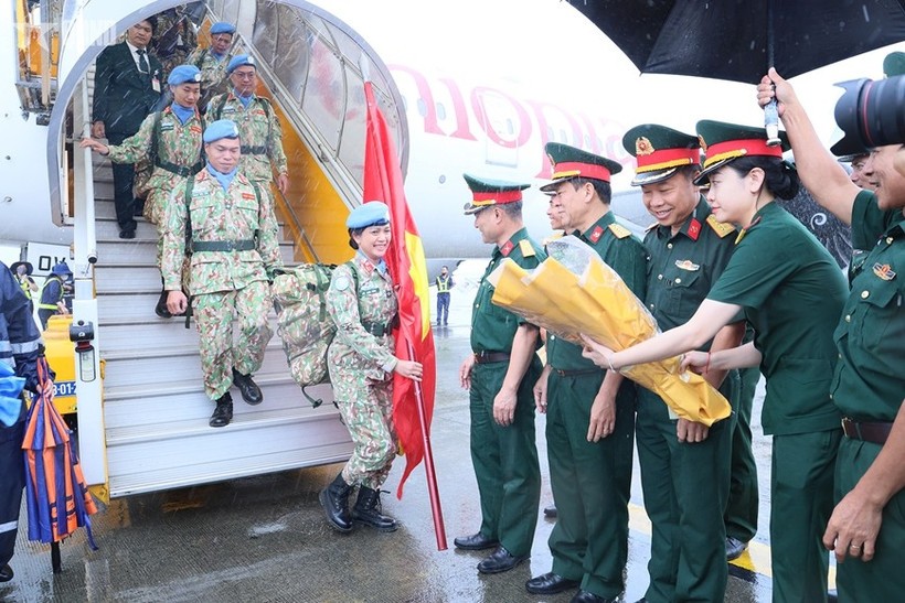 越南维和局领导和部分机关、单位在机场迎接三号工兵队。