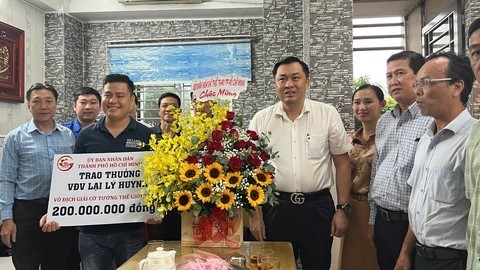 胡志明市工作团前往赖李兄运动员住所祝贺。