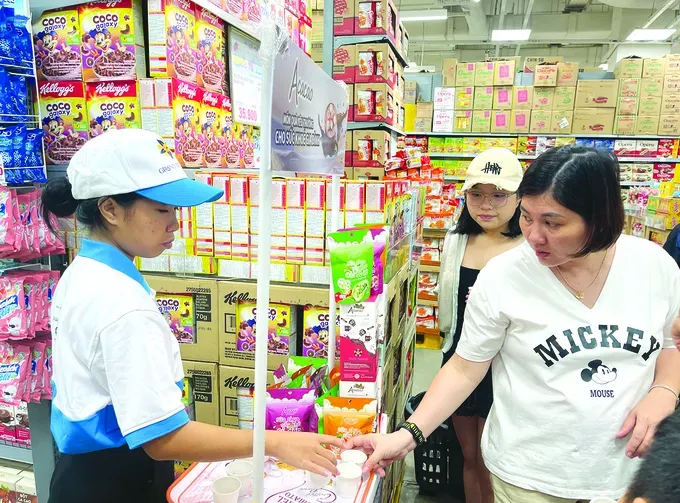 消费者在胡志明市一家超市体验越南产品。