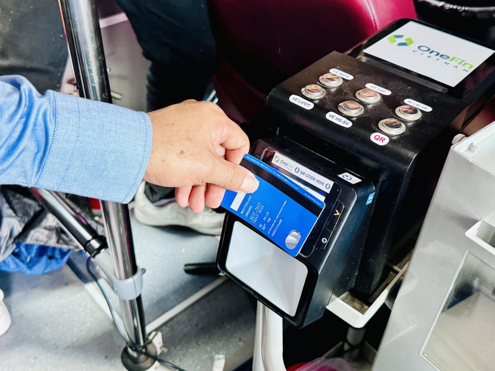 乘客使用非现金支付方式搭乘巴士。