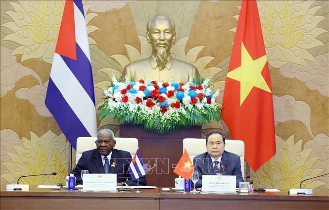 国会主席陈青敏与古巴全国人民政权代表大会主席埃斯特万·拉索·埃尔南德斯共同主持越古议会间合作委员会第二次会议。