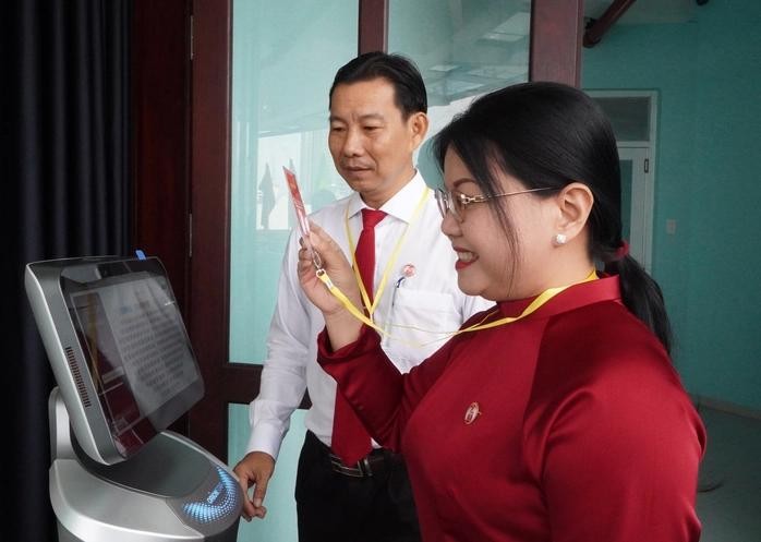 出席和兴坊党部大会的代表使用机器人点名报到。