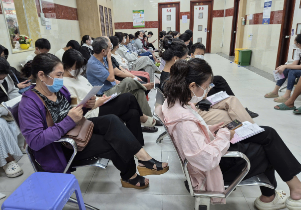 劳动者在医院看病。