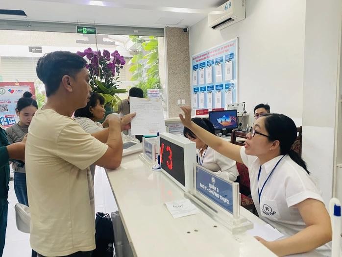 胡志明市每名乡级公务员负责4至9个任务组。