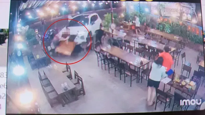 “疯狂汽车”冲向1名妇女，致其死亡。图像截取自监控摄像头。