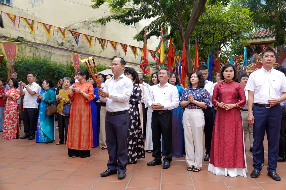 各位代表与市民在节制国公兴道大王陈国俊忌辰纪念活动上虔诚敬香。