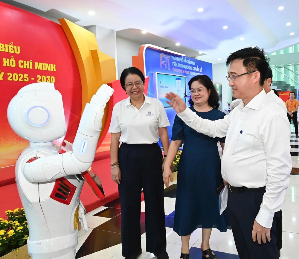 胡志明市市委副书记邓明通检查人脸识别技术点名报到区域。 