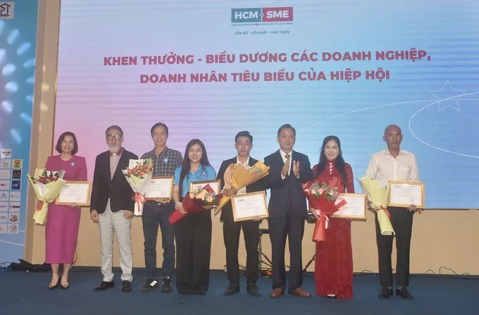 胡志明市中小企业协会奖励过去一年间对协会活动作出杰出贡献的企业。