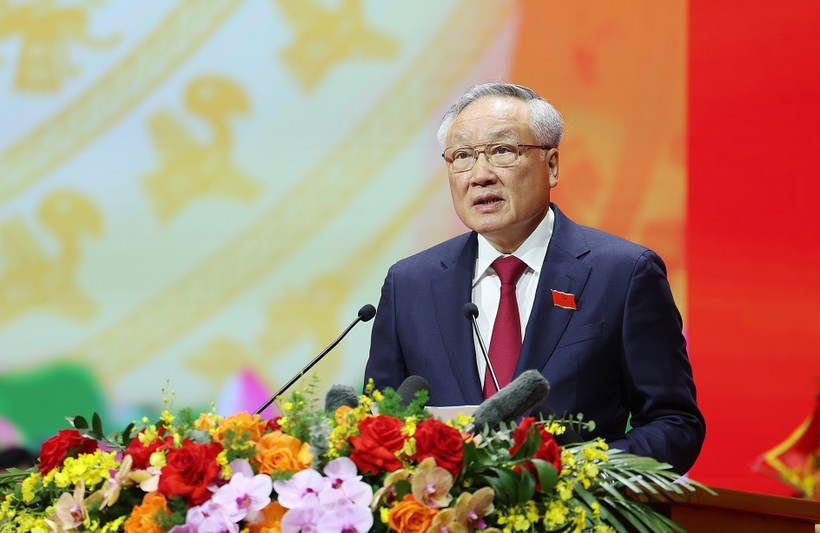 党中央政治局委员、政府党委常务副书记、政府常务副总理阮和平作了《政治报告》（草案）摘要。