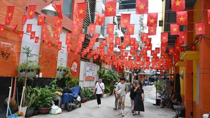 滨城坊第100号巷道22号街区国旗迎风飘扬。