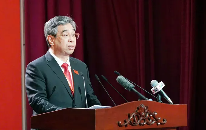 胡志明市市委副书记、市越南祖国阵线委员会主席阮福禄代表主席团在大会阐述报告。