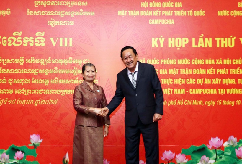 越南国防部副部长武明良上将与柬埔寨祖国发展团结阵线国家委员会主席梅森安亲切握手。