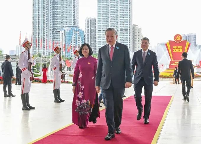 苏林总书记出席河内市党部第十八次代表大会。