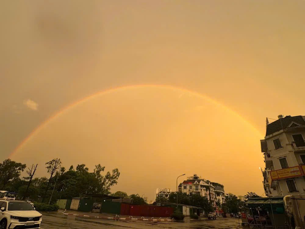 10月16日清晨，河内多地出现单道彩虹景象。