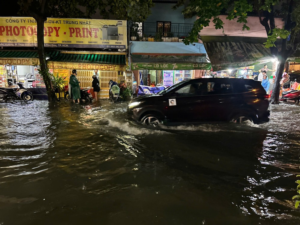 近日多场降雨导致胡志明市多条街道受淹。