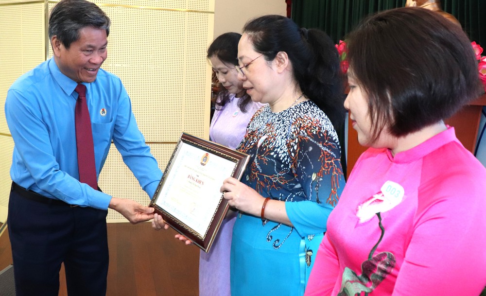 越南劳动总联团副主席黄青春表彰胡志明市“善理国事、担当家务”竞赛运动模范榜样。