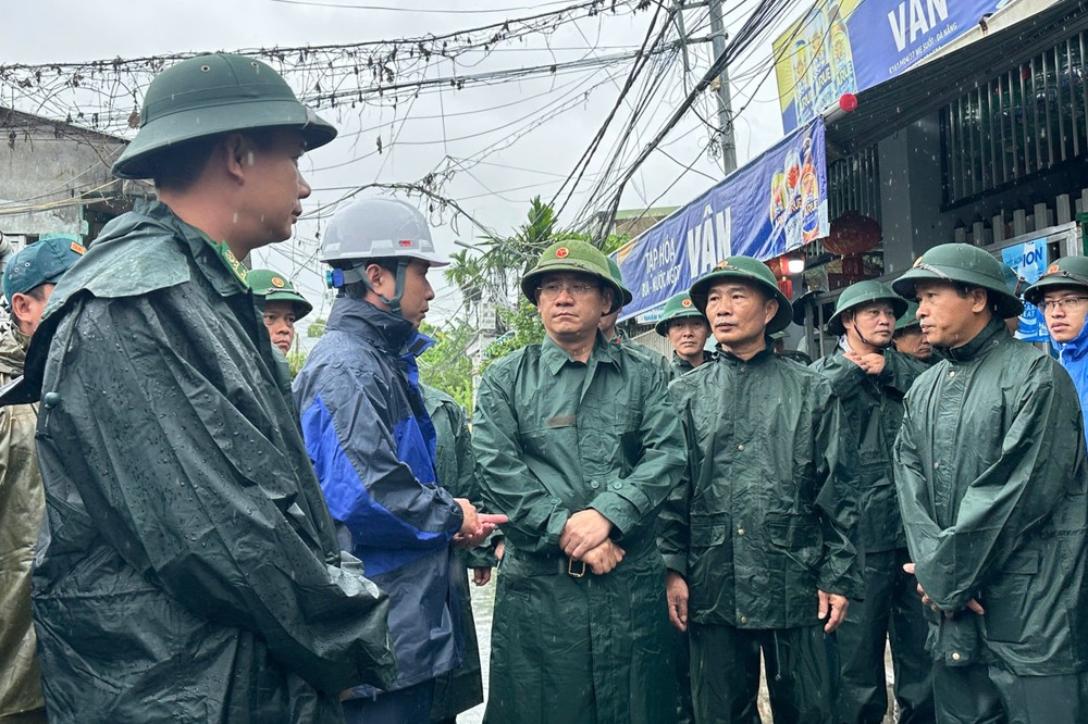 第五军区副司令兼参谋长潘大义大校与和庆坊人委会副主席邓玉俊前往苏母街区域视察。