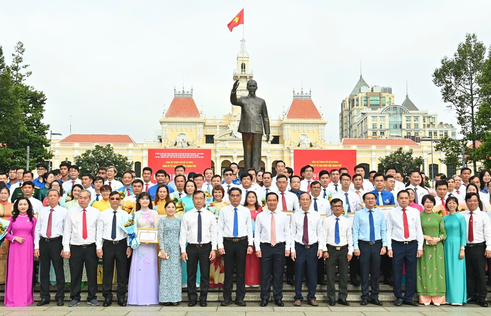 代表們在胡志明主席塑像台公园合照留念。