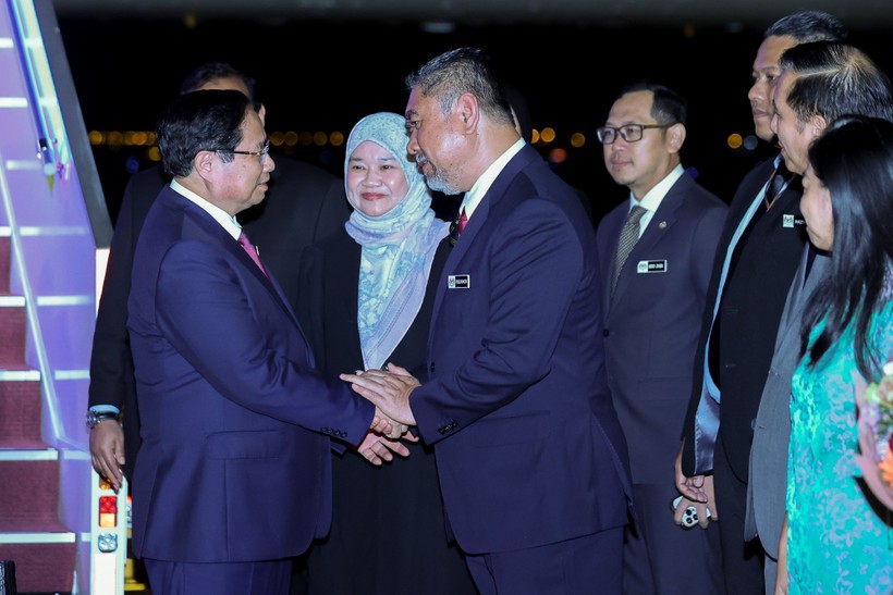 马来西亚教育部部长法德丽娜·西迪、马来西亚驻越南大使丹斯里陈扬泰来到机场迎接范明政总理一行。