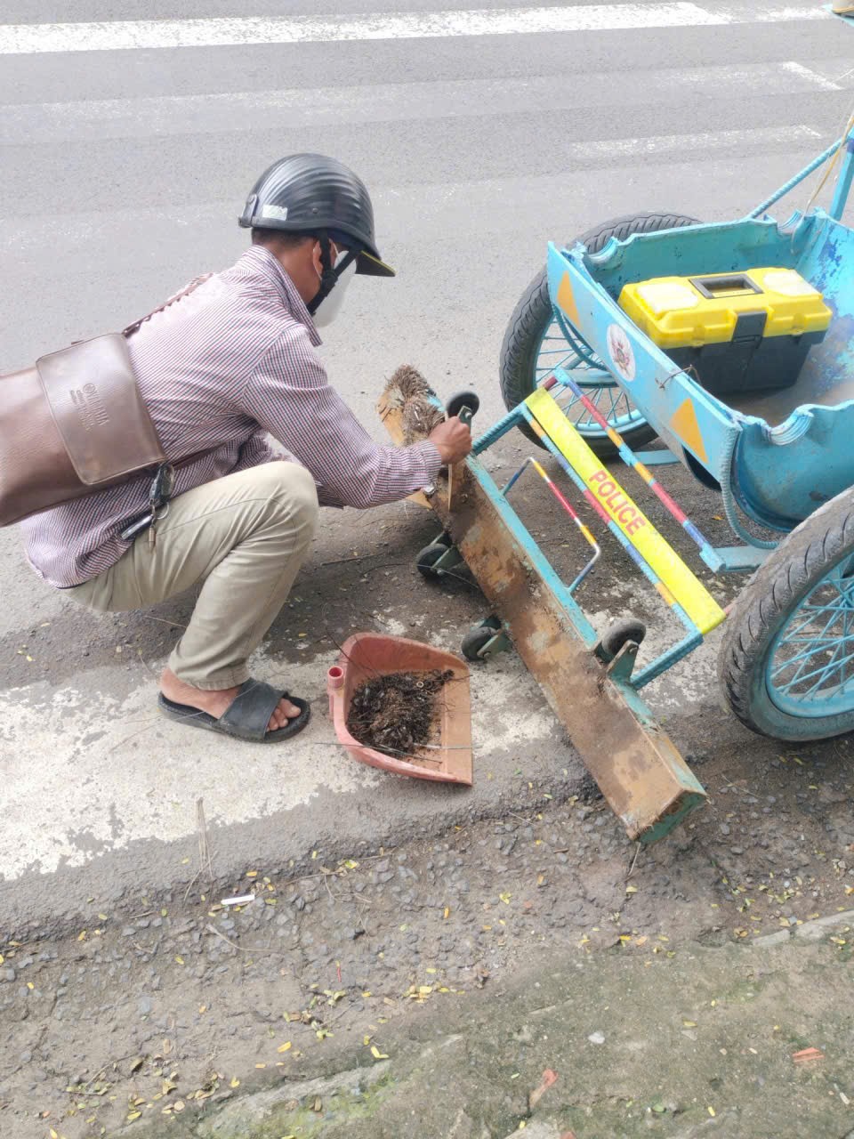 民众与职能力量配合开展吸钉行动。