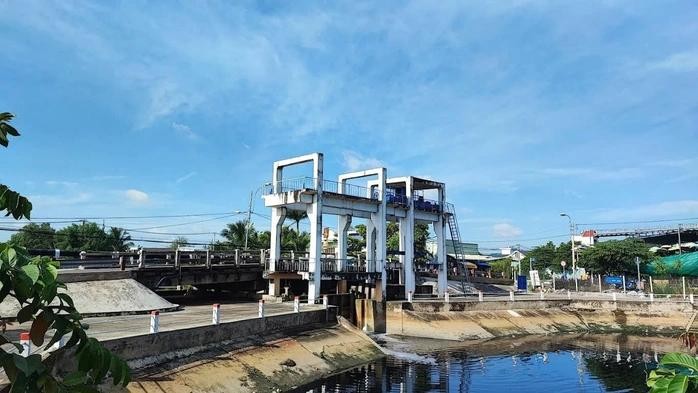 自10月28日起，新坚桥禁止汽车通行。