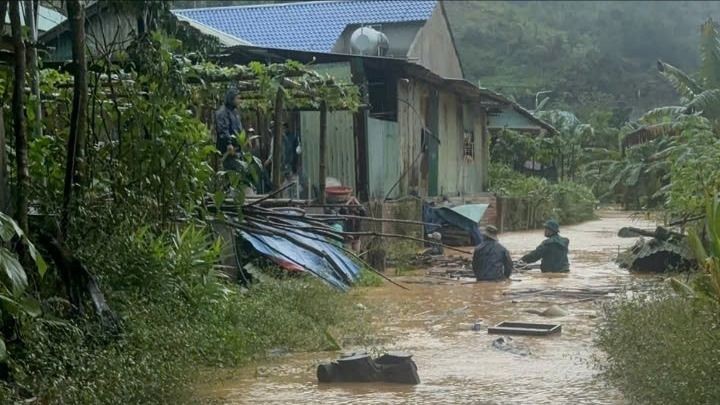 洪水高涨，致岘港市阿王乡民房受淹。