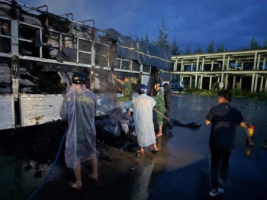 运载炭到富国岛卡车在渡轮上起火。