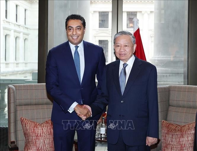 苏林总书记与渣打银行英国首席执行官赛夫·马利克。