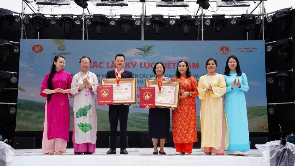 越南纪录认证委员会向胡志明市美食协会（FBA）和Mena Gourmet超市颁授纪录认证。