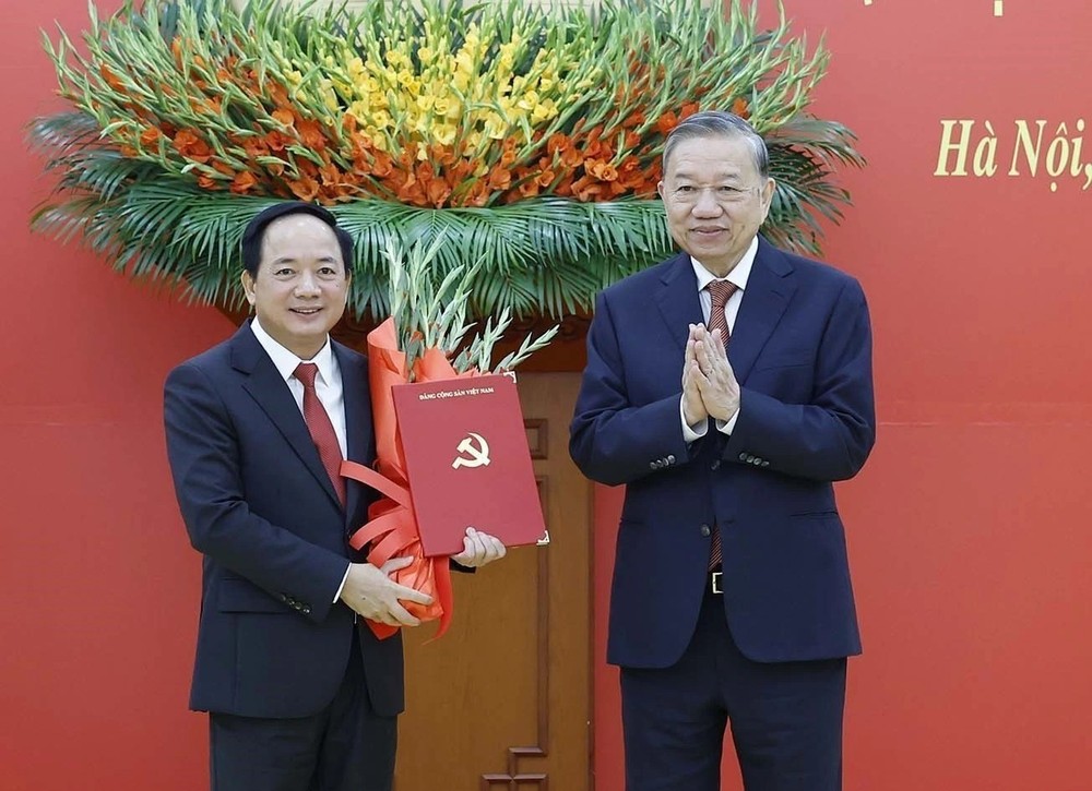 党中央总书记苏林向郑文决同志颁授《决定》并赠送鲜花祝贺。