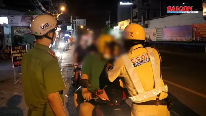 图: 交警正在检测酒精浓度。