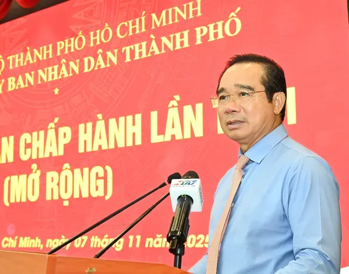 故志明市人委会主席阮文得发表讲话。