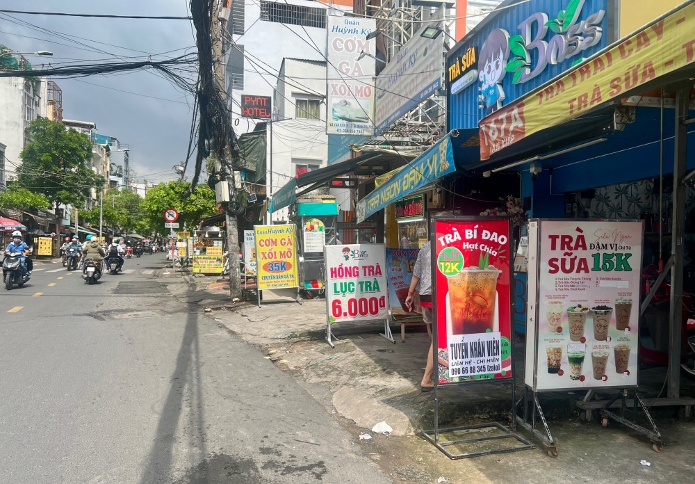  一杯奶茶的普遍售价在2.5万至4万元之间，因此当众多店铺纷纷挂出红茶、绿茶每杯仅售6000元的招牌时，引起了不少消费者的关注。